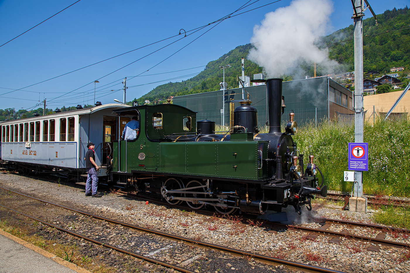 Sie hat uns am 27 Mai 2023 nach Blonay gebracht, die ex LEB G 3/3 Nr. 5  Bercher  (Lausanne–Echallens–Bercher-Bahn). Nun setzt sie sich für die Rückfahrt zum Museum Chaulin auf der anderen Seite vor den Zug.