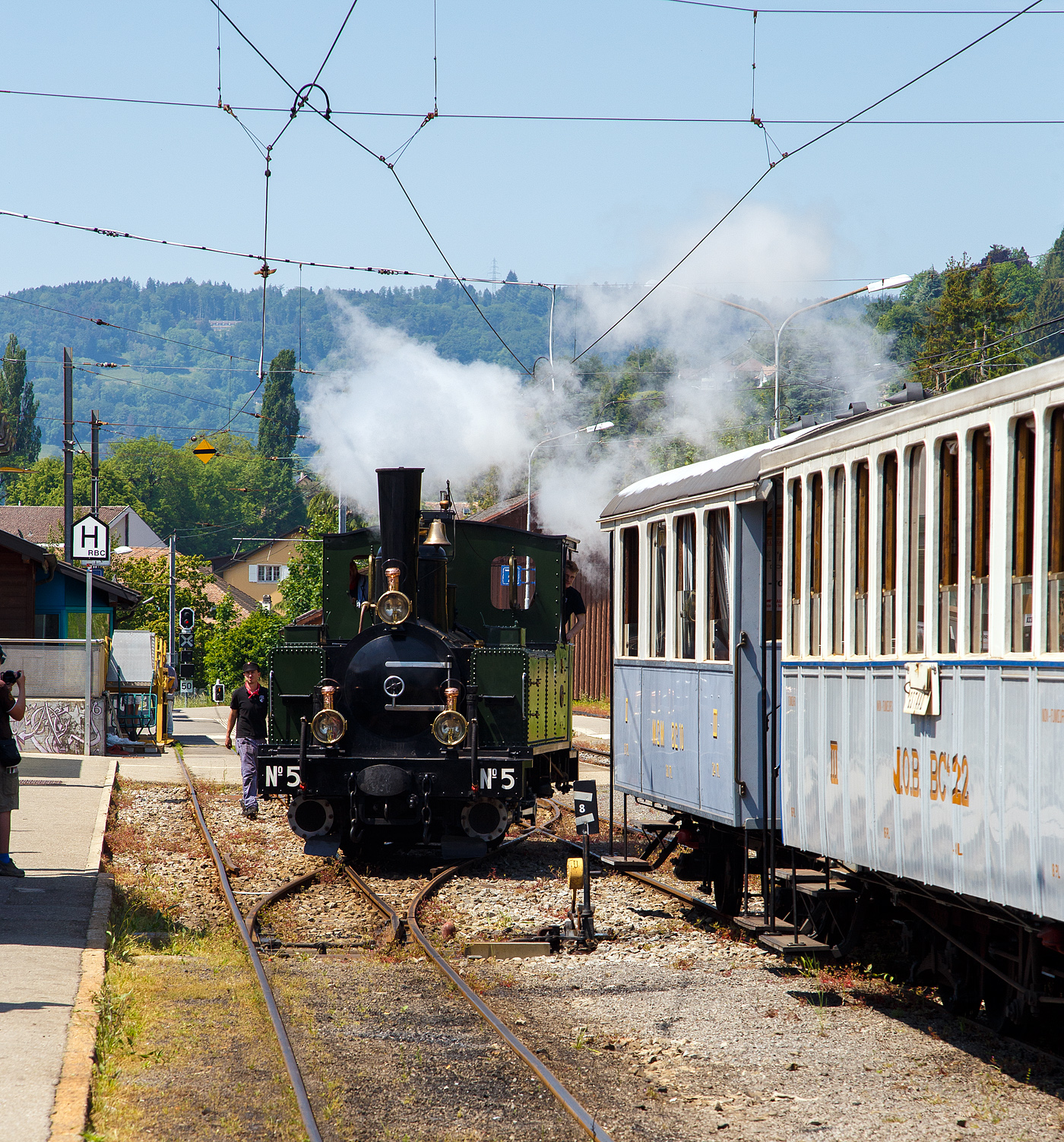 Sie hat uns am 27 Mai 2023 nach Blonay gebracht, die ex LEB G 3/3 Nr. 5  Bercher  (Lausanne–Echallens–Bercher-Bahn). Nun muss sie erst mal für die Rückfahrt zum Museum Chaulin wieder umsetzen.