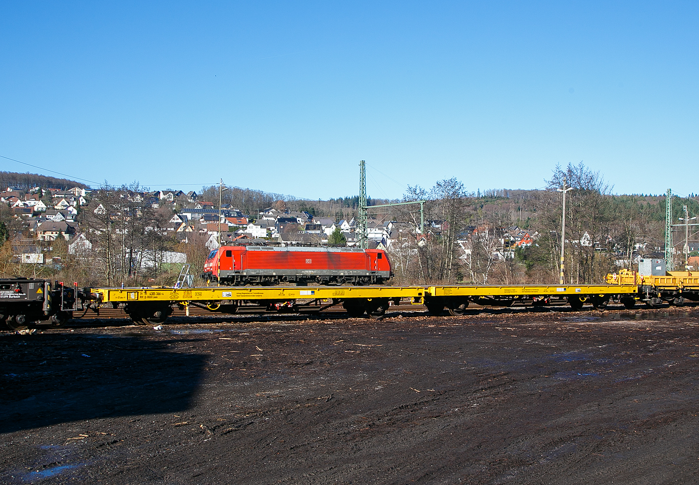 Sieht so aus als wäre ein Modell einer 189er auf dem Wagen verladen....
Kleinbahnhof der WEBA (Westerwaldbahn) in Scheuerfeld (Sieg) am 09.02.2023:  Vorne steht die vierachsige Flachwageneinheit der Gattung Laas, der HERING Bahnbau (Burbach), 24 80 4305 366-4 D-HGUI und hinten auf der Siegstrecke fährt die 189 068-0 (91 80 6189 068-0 D-DB) der DB Cargo AG in Richtung Köln.
