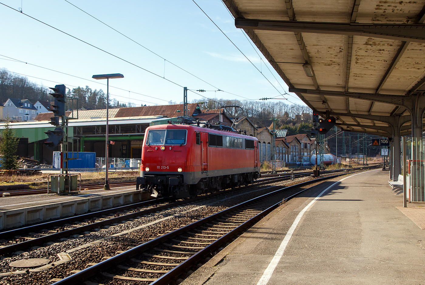 So ganz ohne Logo, wirkt eine Lok doch irgendwie „nackt“, zumal wie wenn sie einfarbig ist...
Die 111 213-5 (91 80 6111 213-5 D-ZUG) der smart rail GmbH (München) fährt am 02.03.2023 auf Tfzf (Triebfahrzeugfahrt) durch den Bahnhof Betzdorf (Sieg) in Richtung Siegen.

Die Lok wurde 1984 von der Krauss-Maffei AG in München-Allach unter der Fabriknummer 19920 gebaut und als 111 213-5 an die Deutsche Bundesbahn geliefert. Bis 2021 war sie im Bestand der DB Regio AG. Ich gehe mal davon aus, man wird die Lok wohl bald in einer neuen Farbvariante sehen.

Im Hintergrund sieht man wie weit die Abbrucharbeiten am ehem. AW Betzdorf (Sieg), zu Reichsbahnzeiten auch Eisenbahnausbesserungswerk (EAW), sind. Hier soll Betzdorfs neuer Mittelpunkt der Stadt entstehen. Auf dem ca. 10.000 m² großen Areal sollen Wohnungen, Einkaufmöglichkeiten und Arbeitsplätze entstehen. Der unter Denkmalschutz stehende Gebäudeteil soll stehen bleiben.