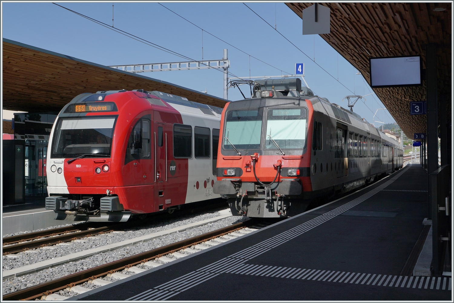 TPF Normal- und Schmalspur in Bulle mit dem Be 2/4 103 nach Gruyère  und einem TPF RBDe 560  Domino  nach Bern. 

24. Aug. 2023
