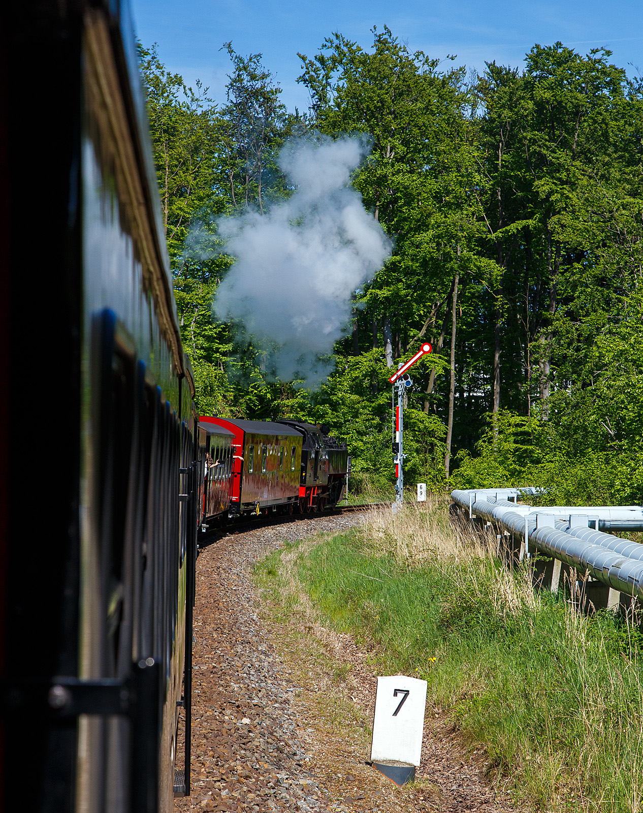 Unterwegs mit dem „Molli“, die 99 2322-8 der Mecklenburgischen Bäderbahn Molli zieht den „Molli“ (MBB Dampfzug) am 15 Mai 2022 von Kühlungsborn West via Heiligendamm nach Bad Doberan, das Einfahrtsignal Heiligendamm zeigt nun Hp 1 „Fahrt “, so kann die Lok wieder dampf geben und mit dem unserm Zug losfahren.