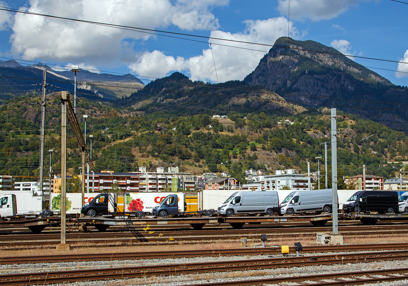 Vierachsige (2 x 2 achsiger) Flachwageneinheit mit abgesenktem Fußboden und Radvorlegern (der TWA - TRANSWAGGON), 23 83 4308 134-1 I-GAAL, der Gattung Laaps  (TWA 1065/FST), vom italienischen Einsteller GAAL S.p.A., beladen mit FIAT Kleintransporter abgestellt mir am 07. September 2021beim Bahnhof Brig. 

TECHNISCHE DATEN:
Gattung: Laaps (TWA 1065/FST)
Spurweite: 1.435 mm
Anzahl der Achsen: 4
Länge über Puffer : 27.000 mm
Achsabstände: 8.780 mm / 3.940 mm / 8.780 mm
Ladelänge : 25.630 mm
Ladelänge abgesenkte Bereich: 19.140 mm (bzw. 2 x 9.250 mm)
Ladebreite : 3.085 mm 
Anzahl Radvorleger: 2 x 12 = 24
Ladefläche: 77 m²
Fußbodenhöhe über SOK: 1.065 mm (abgesenkte Bereich)
Höchstgeschwindigkeit: 100 km/h
Eigengewicht: 27.000 kg
Nutzlast: 51,0 t ab Streckenklasse C
Kleinster befahrb. Gleisbogenhalbmesser: 70 m
Bremse: 2 x KE-GP-A
Bremssohle: LL-Sohle
Handbremse: Nein
Verwendungsfähigkeit: RIV

