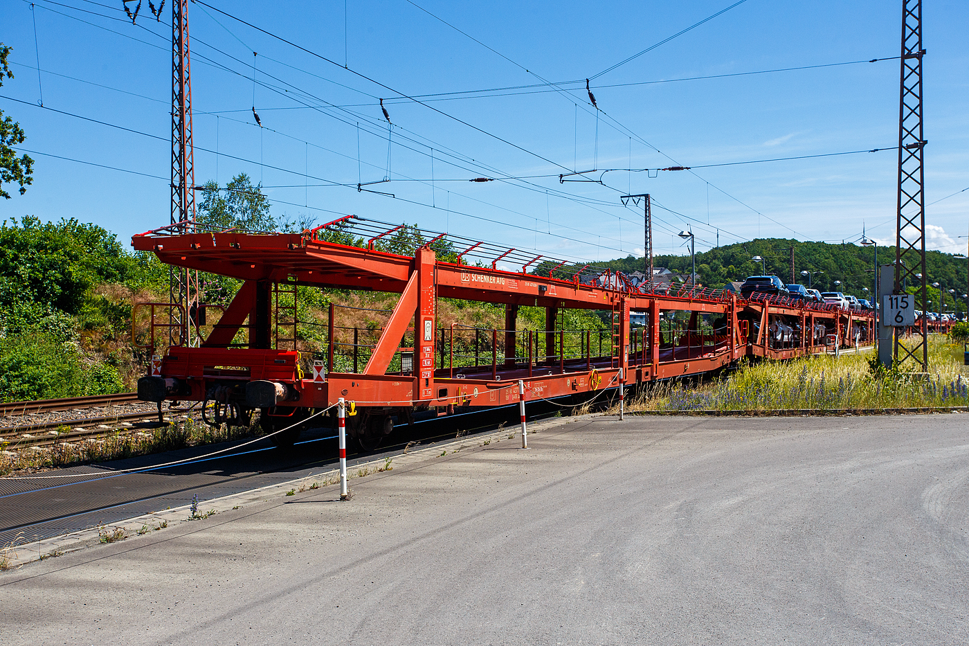 Vierachsiger (2 x zweiachsiger) Doppelstock-Autotransportwagen, 25 80 4371 630-1 D-ATG, der Gattung Laaers 560.1 (BA 5.854) der DB Cargo Logistics GmbH (ex DB Schenker ATG), am 28 Juni 2024 im Zugverband bei der Zugdurchfahrt in Rudersdorf (Kreis Siegen).

Der Wagen wurde 2012 von der damaligen DB Waggonbau Niesky GmbH gebaut.

Diese Waggons haben zwei Ladeebenen und sind f�r den europaweiten Transport geeignet. Sie werden f�r den internationalen Transport von PKWs, SUVs und Vans eingesetzt und bieten maximale Flexibilit�t durch eine stufenlos verstellbare obere Ladeebene. Aufgrund der hohen Lastgrenze (bis 34 t) ist der Transport von besonders schweren Fahrzeugen der genannten Typen m�glich.

Damit sowohl ein typenreiner Transport als auch eine Mischverladung in den unterschiedlichen Ladema�en m�glich ist, kann die obere Ladeebene hinsichtlich der Transportstellungen stufenlos eingestellt werden.

Durch die Entwicklung eines ver�nderten Ladungssicherungssystems wurde den Kundenanforderungen nach optimierten Transportm�glichkeiten f�r Fahrzeuge mit niedrigerer Bodenfreiheit Rechnung getragen.

TECHNISCHE DATEN:
Gattung: Laaers (Bauart 560.1)
Erstes Baujahr der Wagengattung: 2007
Spurweite: 1.435 mm
Anzahl der Achsen: 4 (2 x 2)
L�nge �ber Puffer : 31.000 mm
Achsabst�nde: 10.000 mm / 5.160 mm / 10.000 mm
Laufraddurchmesser (neu): �u�ere 840 mm und mittlere 730 mm
Ladel�nge : 30.070 mm (unten) / 30.550 mm (oben)
Ladel�nge waagerechter Teil untere Ebene: 19.400 mm
Ladebreite : 2.950 (unten) / 2.750 mm (oben)
H�chstgeschwindigkeit: 100 km/h (120 km/h leer)
Eigengewicht: 31.000 kg
Max. Zuladung bei Lastgrenze S: 33,0 t (ab Streckenklasse B, bei A 29,0 t)
Max. Zuladung der Ladeebenen: unten und oben jeweils max. 18 t
Max. Gewicht je Pkw: 2.800 kg (Radlast max. 1 t)
Anzahl der Radvorleger: 64
H�he Gel�nder oben: 600 mm
Kleinster befahrb. Gleisbogenhalbmesser: 75 m
Bremse: KE-GP-A (K)
Bremssohle: Jurid 816 M
Handbremse: Ja
Intern. Verwendungsf�higkeit: TEN-GE