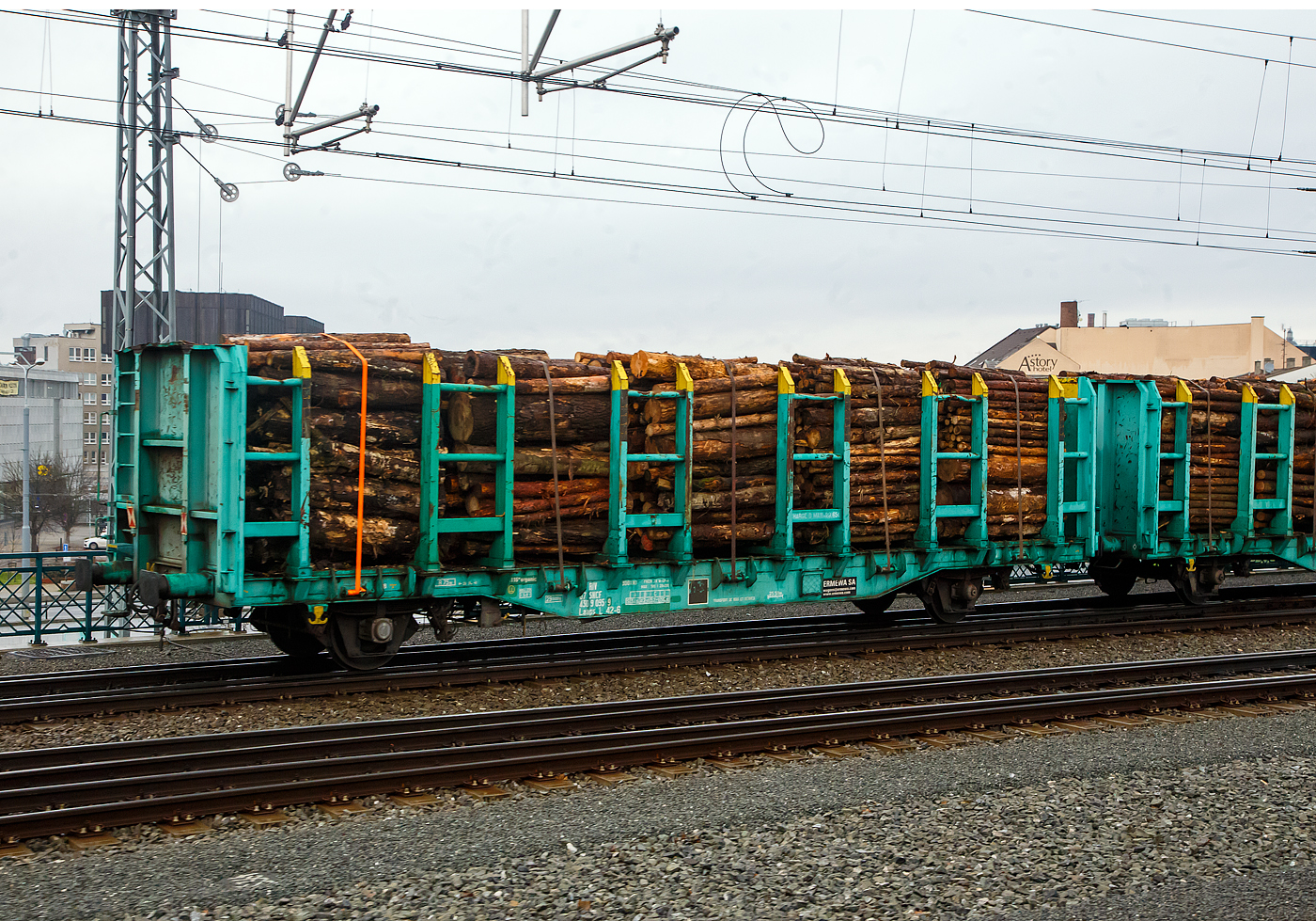 Vierachsiger (2x2) SNCF Doppel-Holztransportwagen-Einheit mit Rungen und hohen Stirnwänden, 27 87 4309  095-9 F-SNCF (Vermietet über die französische ERMEWA SA), der Gattung Laaps L 42-6, am 24.11.2022 im Zugverband bei einer Zugdurchfahrt im Hauptbahnhof Pilsen (Plzeň hlavní nádraží).

TECHNISCHE DATEN:
Gattung: Laaps L 42-6
Spurweite: 1.435 mm
Anzahl der Achsen: 4 (2 x 2)
Länge über Puffer : 28.430 mm
Achsabstände: 2 x 9.000 mm
Laufraddurchmesser: 920 mm (neu)
Ladelänge : 2 x 12.775 = 25.550 mm 
Ladebreite: 2.700 mm
Ladefläche: 2 x 34,5 m²
Höchstgeschwindigkeit: 100 km/h 
Eigengewicht: 29.500 kg
Max. Nutzlast: 56,5 t an Streckenklasse D
Kleinster befahrb. Gleisbogenhalbmesser: 75 m
Bremse: 2 x KE-GP-A (LL)
Bremssohle: IP 116
Intern. Verwendungsfähigkeit: RIV

Besonderheiten: Die Wageneinheit hat 4 Stirnwände und gescheißte stabile Rungen.
