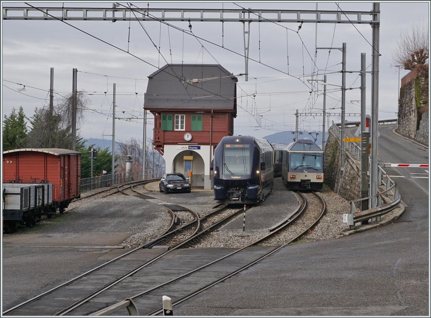 W�hrend links im Bild der CEV Gk 37 und ein offener G�terwagen zu sehen sind, hat der MOB GoldenPass Express 4065 von Interlaken Ost nach Montreux den schmucken Bahnhof von Chamby erreicht, wo kurz auf den bereits durchfahrenden Gegenzug zu warten ist. 

4. Januar 2023