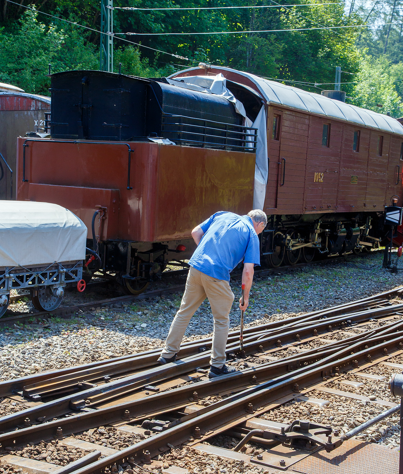 Weichen müssen schon mal geschmiert werden, auch die einer Museumsbahn zumal sie wie hier oft genutzt werden. Am 27.05.2023 im Museumsareal in Chaulin der Museumsbahn Blonay–Chamby.