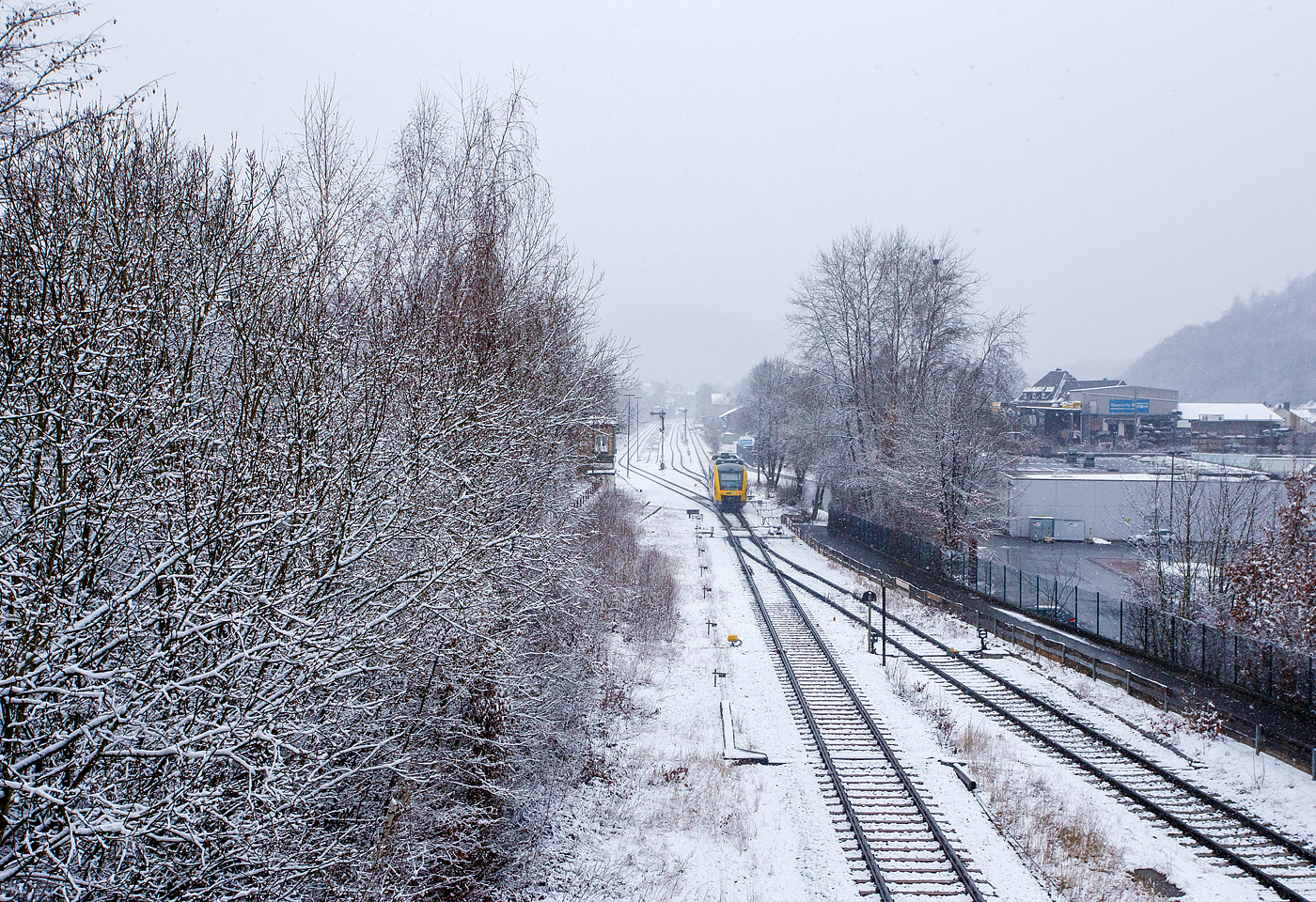 Winter im Hellertal - Der VT 204 ABpd (95 80 0640 104-5 D-HEB) ein Alstom Coradia LINT 27 der HLB (Hessische Landesbahn), als RB 96 „Hellertalbahn“ von Neunkirchen (Kr Siegen) nach Betzdorf/Sieg (Umlauf 61822), erreicht am 29 Januar 2026 nun den Bahnhof Herdorf. 