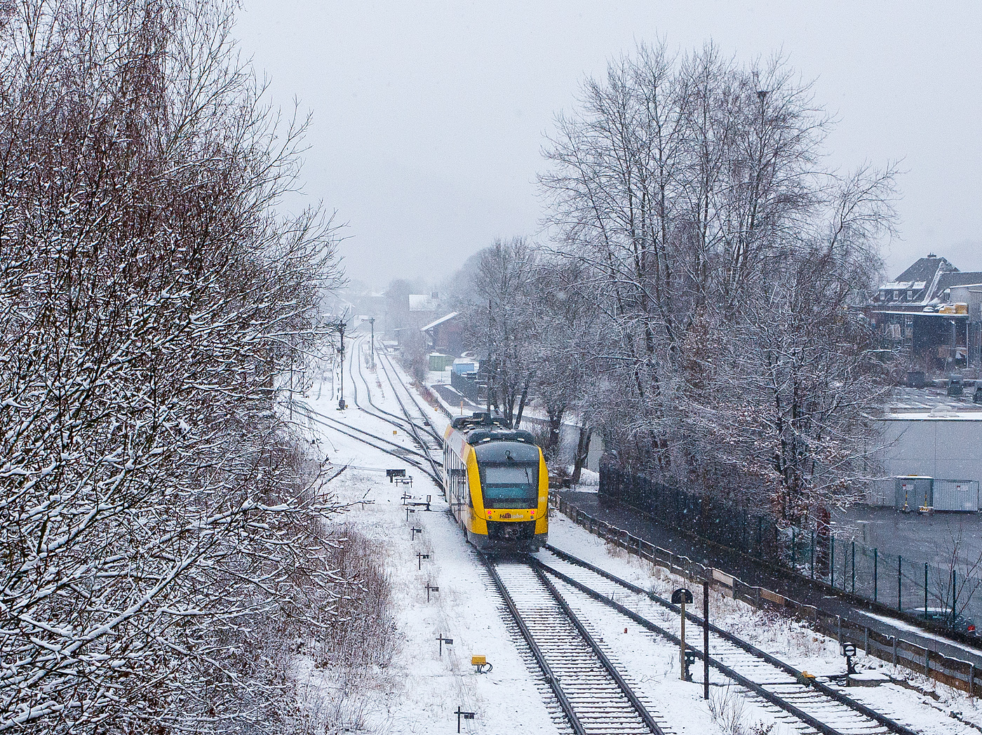 Winter im Hellertal - Der VT 204 ABpd (95 80 0640 104-5 D-HEB) ein Alstom Coradia LINT 27 der HLB (Hessische Landesbahn), als RB 96 „Hellertalbahn“ von Neunkirchen (Kr Siegen) nach Betzdorf/Sieg (Umlauf 61822), erreicht am 29 Januar 2026 nun den Bahnhof Herdorf. 