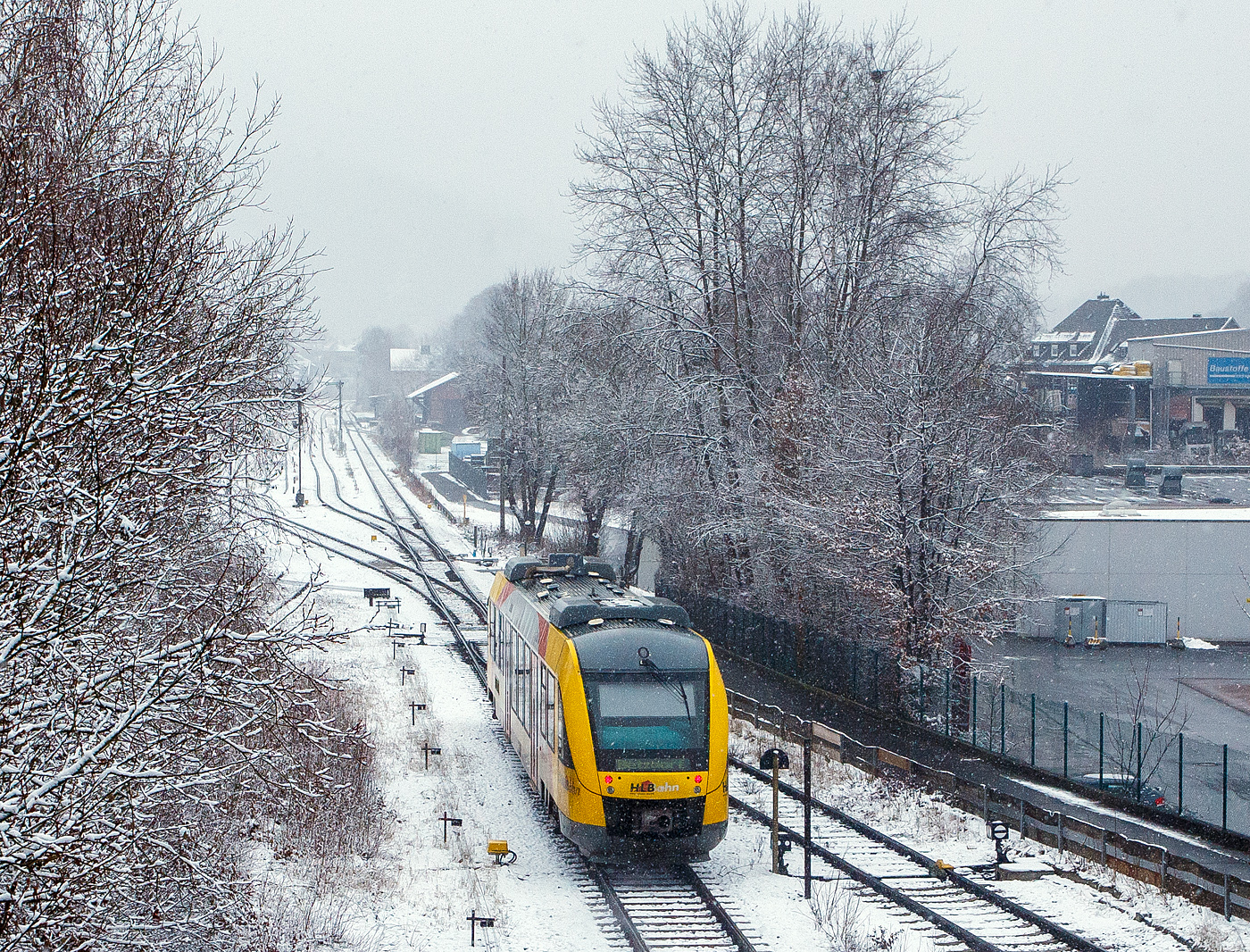 Winter im Hellertal - Der VT 204 ABpd (95 80 0640 104-5 D-HEB) ein Alstom Coradia LINT 27 der HLB (Hessische Landesbahn), als RB 96 „Hellertalbahn“ von Neunkirchen (Kr Siegen) nach Betzdorf/Sieg (Umlauf 61822), erreicht am 29 Januar 2026 nun den Bahnhof Herdorf. 