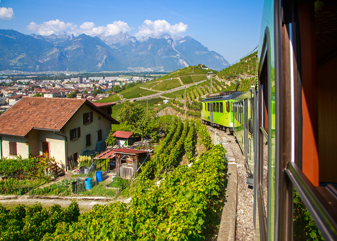 Wir fahren gef�hrt von dem tpc AL BDeh 4/4 313 „La Berneuse“ (zweite Klasse elektrischer Personentriebwagen mit Gep�ckabteil f�r den gemischten Zahnrad- und Adh�sionsbetrieb) mit den beiden AL Steuerwagen AL Bt 362 und AL Bt 363 am 08 September 2023 von Leysin hinab. Hier fahren wir gerade durch die Rebberge/ Weinberge, unten sieht man Aigle und das Rhonetal. So erreichen wir bald Aigle-D�p�t.

Am dem Wochenende hatten wir nicht nur mit dem wundersch�nen Wetter Gl�ck, sondern auch dass die tpc das125 Jahre Jubil�um der BVB feierte und so bekamen wir Tageskaten f�rs ganze Netz der TPC f�r 10,- CHF/Person. Die drei TPC-Strecken ab Aigle (AL, ASD und AOMC) konnten wir so gut an einem Tag erkunden bzw. erfahren. F�r die 12,4 Kilometer lange Strecke von Bex nach Villars-sur-Ollon der BVB (Bex–Villars–Bretaye) brauchten wir dann einen ganzen weiteren Tag, den man auch einrechnen sollte. Es war einfach wundersch�n und faszinierend.