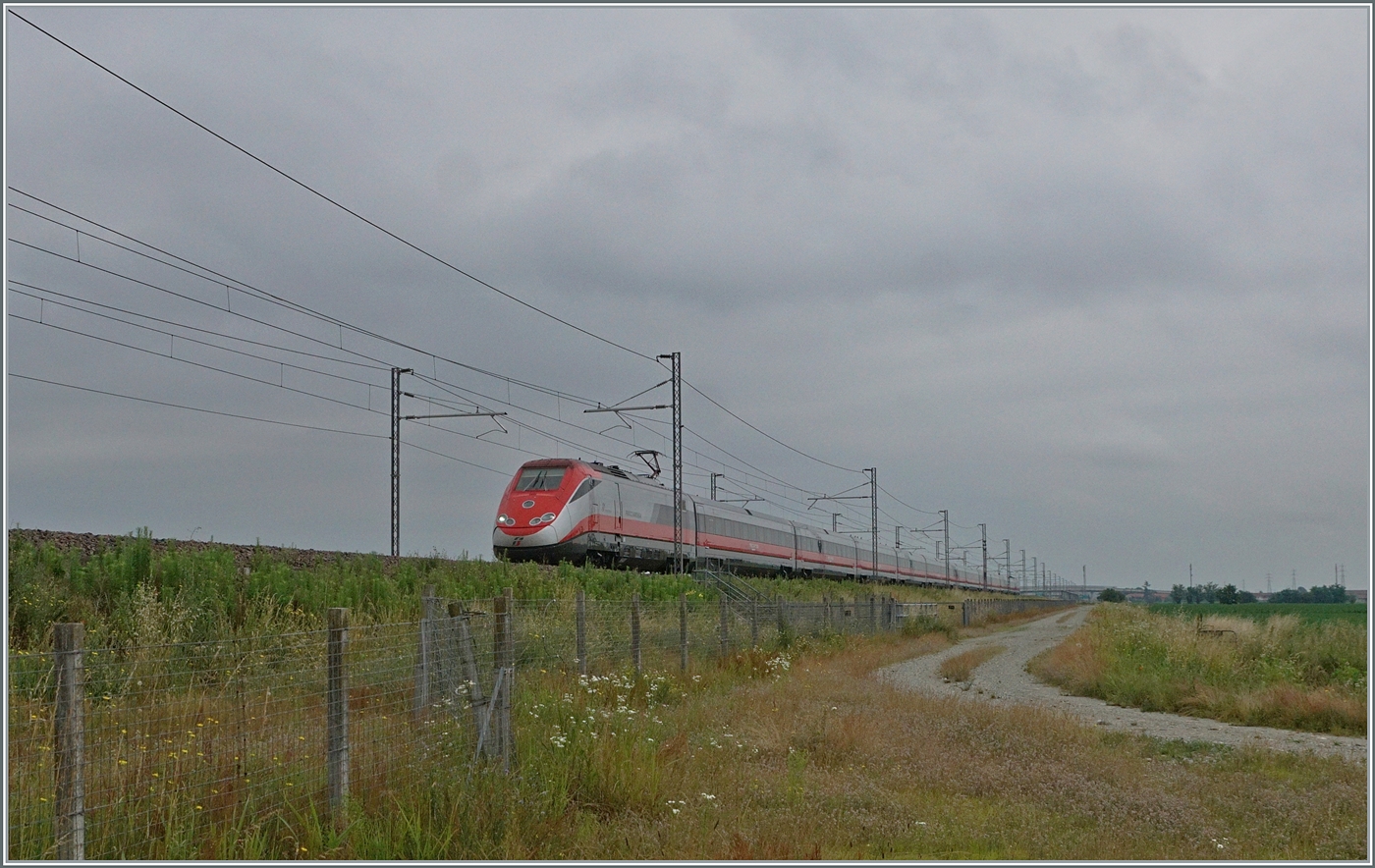 Zwei Bilder von FS Trenitalia ETR 500 in  der  alten  Frecciarossa  Farbgegung wie hier zu sehen und in der aktulsierten Farbgegung wie auf dem folgenden Bild zu sehen auf der Schnellfahrstrecke Milano - Torino in der Nähe von Livorno Ferraris. Auf diesem Bild ist ein FS Treniatlia ETR 500 als Frecciarossa FR 9300 von Perugia (ab 5:24) nach Torino (an 10:20) zu sehen. 

15 Juni 2024