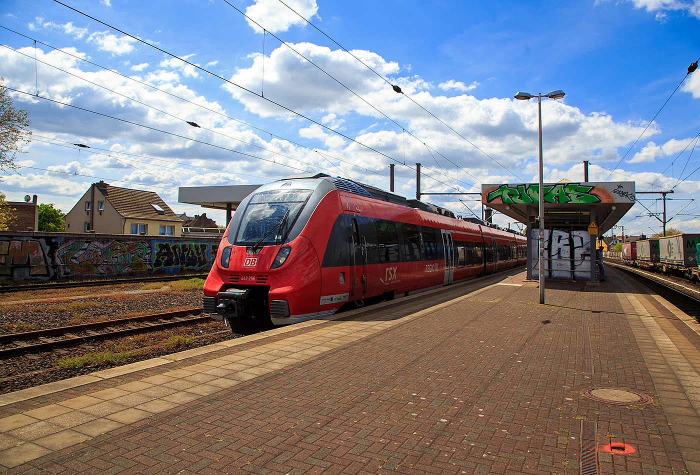Zwei gekuppelte Bombardier Talent 2 der DB Regio NRW haben am 22.02.2022, als RE 9 rsx - Rhein-Sieg-Express (Aachen – K�ln - Siegen), am 30.04.2023 beim Halt im Bahnhof K�ln-Ehrenfeld.
