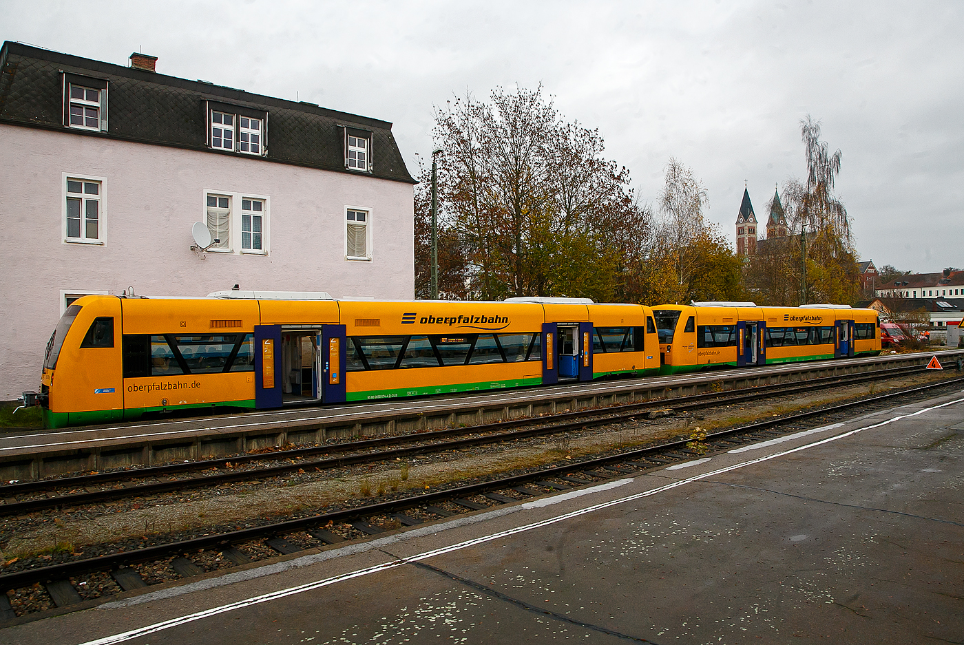 Zwei gekuppelte STADLER Regio-Shuttle RS1 der „oberpfalzbahn“ eine Marke der „Die Länderbahn GmbH (DLB)“, vorne (95 80 0650 669-4 D-DLB) und hinten 650 674 (95 80 0650 674-4 D-DLB), stehen am 22.11.2022 in Cham (Oberpfalz), als RB 27 (ex OPB 3) nach Furth im Wald, zur Abfahrt bereit. 

Diese beiden Regio-Shuttle RS1 wurden 2000 noch von ADtranz (damals DaimlerChrysler Rail Systems) gebaut, der 650 669 unter Fabriknummer 36893 und der 650 074 unter Fabriknummer 36898. Die RS1 sind ursprünglich ein Produkt des Herstellers Adtranz, mit der Übernahme von Adtranz von Bombardier Transportation musste diese den Standort Berlin aus kartellrechtlichen Gründen verkaufen, der somit an die Stadler Rail AG ging. So hat dann Stadler die Produktion der RS1 übernommen.

Die 13 STADLER Regio-Shuttle RS1 (Baujahr 2000/03) der „oberpfalzbahn“ wurden 2013/2014 modernisiert (komplett entkernt und umgebaut). Für die kleinen Fahrgäste ist eine Kinderspielecke entstanden. Verbessert wurde auch die Fahrgastinformation im Fahrzeug. Neue Monitore wurden im Bereich des Aus- und Einstiegs eingebaut und informieren über den aktuellen Verlauf der Fahrt und die weiteren Anschlüsse. Zwei Mehrzweckbereiche pro Fahrzeug bieten ausreichend Platz für bis zu sechs Fahrräder, Kinderwagen und Gepäck. Der stufenlose Einstieg ermöglicht auch mobilitätseingeschränkten Personen einen bequemen Zugang. Das Fahrzeug bietet Platz für ca. 155 Fahrgäste (72 Sitzplätze). 

Der Antrieb erfolgt über 2 MAN Dieselmotoren mit je 257 KW (350 PS) Leitung hydromechanisch über 2 Voith-Diwabus Getriebe U 864, die Höchstgeschwindigkeit beträgt 120 km/h.