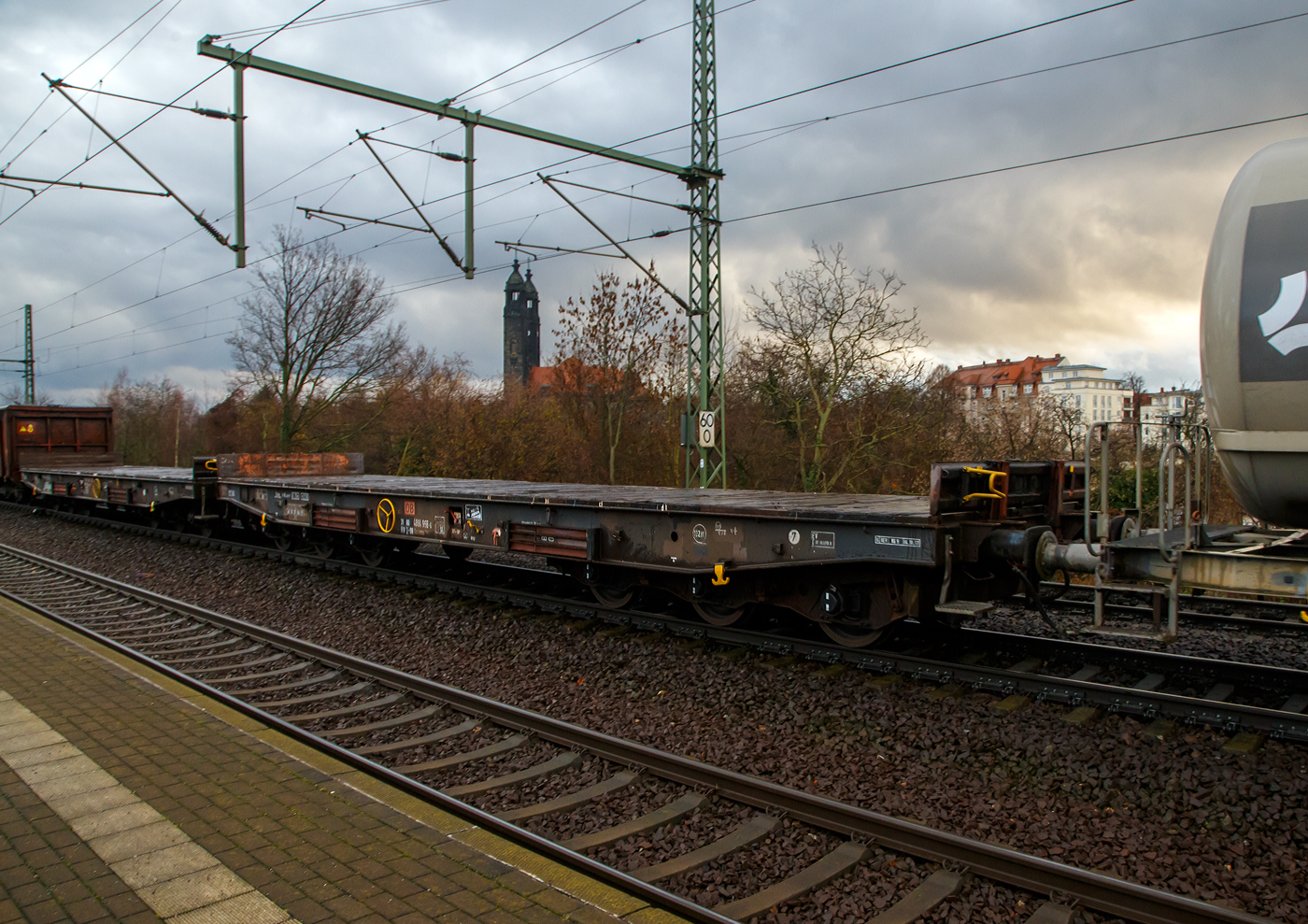 Zwei sechsachsige Drehgestell-Flachwagen mit, mit Einsteck-Rungen, Stirnwandklappen und klappbaren Ladeschwellen, jedoch ohne Seitenwandklappen, der Gattung Samms 710, der DB Cargo AG, vorne der 31 80 4864 956-6 D-DB, am 07.12.2022 im Zugverband bei einer Zugdurchfahrt im Bahnhof Dresden-Strehlen.

Zwischen 1964 und 1977 beschafft die DB insgesamt 3.850 Drehgestell-Flachwagen für die Beförderung schwerer Walzprofile oder anderer sperriger Güter sowie schwerer Kettenfahrzeuge.

Der Wagen hat pro Längsseite sechs Einsteckrungen und je zwei Fallrungen an den Stirnseiten, die die 435 mm hohen, umklappbaren Stirnwandklappen sichern. Im mit Kiefernbohlen bedeckten Fußboden (er kann einen Raddruck bis 5,0 Tonnen aufnehmen) sind sechs geteilte, klappbare Ladeschwellen integriert. Für die Be- und Entladung schwerer Fahrzeuge sind an den Wagenenden Stützböcke und Überfahrkonsolen vorhanden. Der Wagen dient mit aufgeklappten Ladeschwellen zur Beförderung von schweren Walzprofilen und anderen sperrigen Gütern. Die max. Tragfähigkeit der Wagen beträgt 102 t.

Die Wagenbrücke ist eine in Rahmenbauweise ausgeführte Schweißkonstruktion, deren Hauptbauteile aus St 52 bestehen. Die Hauptbelastungen werden von den äußeren Langträgern aus IP 550 aufgenommen. Die Pufferträger sind so ausgebildet, dass später ohne große Änderungen die AK eingebaut werden kann.

Die bodenbedienbare Feststellbremse wirkt nur auf ein Drehgestell. Der Wagen hat eine geteilte Zugeinrichtung und Hochleistungspuffer.