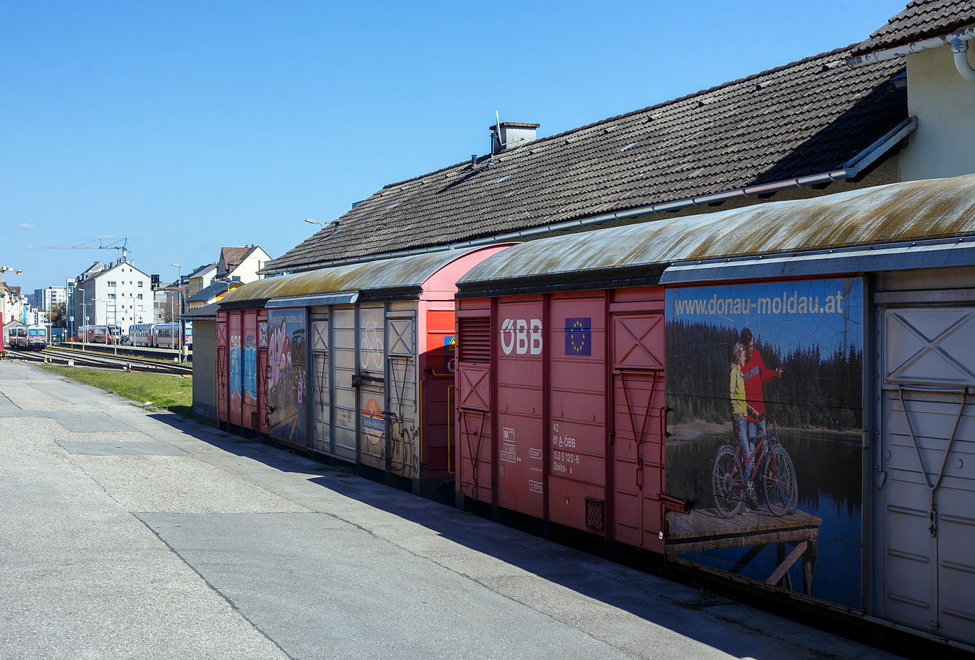 Zwei zweiachsige gedeckter G�terwagen der Gattung Gbkks-x (ex Gbkks-vx) als  Fahrradwagen  der �sterreichischen Bundesbahnen, mit Werbung f�r die Fahrradregion Donau-Moldau, stehen am 04 April 2025 beim Bahnhof Linz Urfahr („M�hlkreisbahnhof“). Vorne der 42 81 1535 122-6 A-�BB, der hintere Wagen ist leider beschmiert.

TECHNISCHE DATEN:
Spurweite: 1.435mm (Normalspur)
Achsanzahl: 2
L�nge �ber Puffer: 14.020 mm
Radsatzstand: 8.000 mm
Ladel�nge: 12.730 mm
Ladebreite: 2.600 mm
Ladefl�che: 33,0 m�
Laderaum: 88,0 m�
Eigengewicht: 15.100 kg
Max. Zuladung: 21,0 t ab Streckenklasse B
H�chstgeschwindigkeit: 100 km/h (beladen) / 120 km/h (leer)

Bedeutung der Gattung, hier Gbkks-x:
G - Gedeckter Wagen in Regelbauart mit mindestens acht L�ftungs�ffnungen
b – Gro�raumwagen mit zwei Rads�tzen, Ladel�nge min. 12 m, Laderaum min. 70 m�
kk - mit zwei Rads�tzen h�chste Lastgrenze 20 t bis unter 25 t
s – beladen lauff�hig bis 100 km/h
-x - mit zus�tzlicher Hauptbeh�lterluftleitung
-v - Zugsammelschiene nur f�r 1.000 V (bei diesem wieder ausgebaut)
