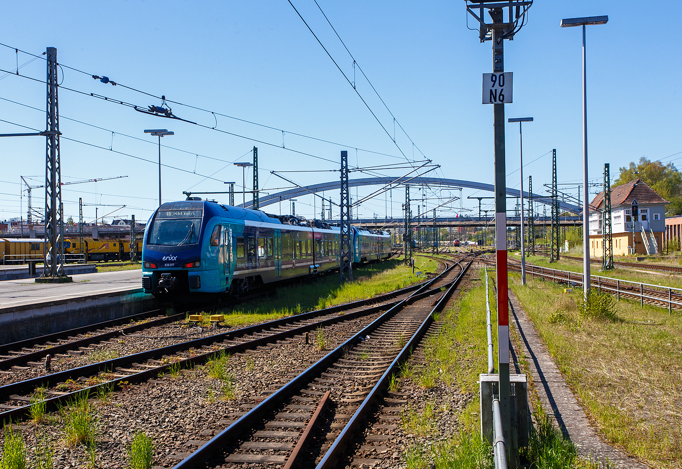 Zweigekuppelte zweiteilige erixx Stadler FLIRT� Akku 826 006 / 526 006 und 526 017 / 826 017 verlassen am 21 April 2026, als RE 83 Kiel – L�beck – B�chen – L�neburg, den Hauptbahnhof L�beck.