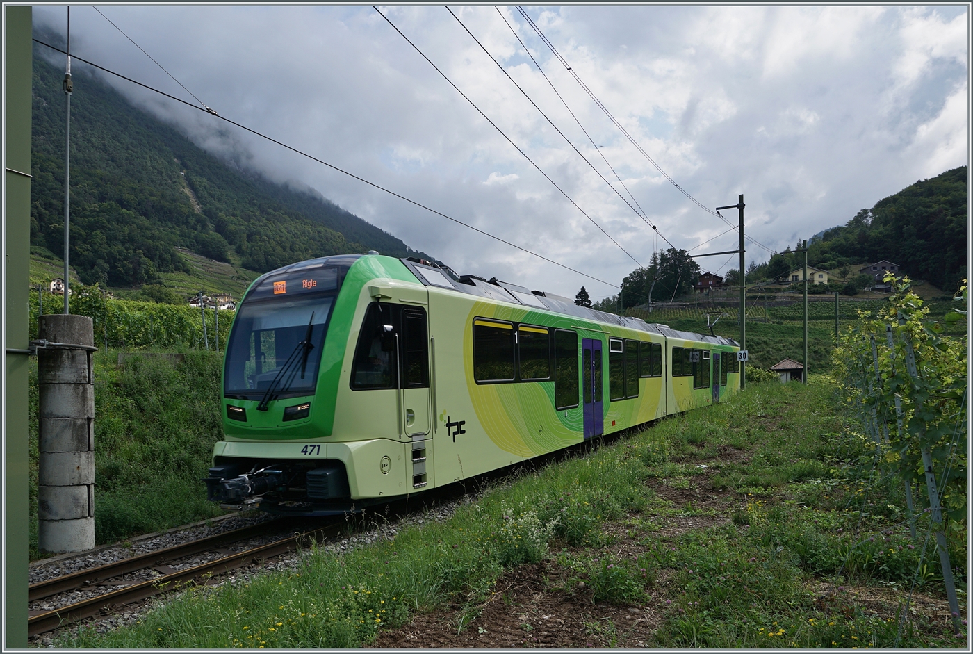 Zwischen den Rebstöcken ist der TPC ASD ABe 4/8 471 oberhalb von Aigle auf dem Weg nach Aigle. 

3. Aug. 2024