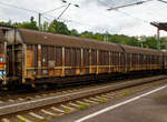 Flachwageneinheit mit beweglichen Abdeckungen (2x2-achsige Gro�raumg�terwageneinheit mit Aluminiumspreizhauben) des Wagonvermieters TRANSWAGGON, 24 74 4359 090-3 S-TWA der Gattung Laais 83, am
