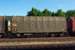 Drehgestellflachwagen mit vier Rads�tzen ( Schiebeplanenwagen) , verschiebbarem Planenverdeck und Lademulden f�r Coiltransporte, der Gattung Shimms 539 der SNCF (31 87 4775 621-7 F-SNCF), abgestellt
