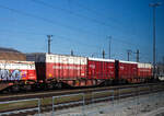 Achtachsiger (2 x 4-achsiger kurzgekuppelter) Drehgestell-Containertragwagen-Einheit (2 x 60 ‘), 31 81 4932 464-8 A-RCW, der Gattung Sggmrrss-y, der Rail Cargo Group (teil der �BB) abgestellt im Zugverband am 04 April 2025 beim Rbf Wels. Hier beladen mit 4 St�ck 30 Fu� MOBILER Multitainer 36 – K.

Mit dem MOBILER profitiert man von den Umweltvorteilen der Schiene,
ohne auf die Flexibilit�t des Stra�eng�terverkehrs zu verzichten. Die hydraulische Hubvorrichtung erm�glicht einen schnellen und unkomplizierten Umschlag direkt
zwischen Lkw und Waggon – ein Kran oder eine eigene Anschlussbahn sind nicht notwendig. Das System ist vielseitig einsetzbar und auf Ihre Bed�rfnisse abgestimmt; ganz egal ob Abf�lle jeglicher Art, palettierte Waren, Fl�ssigkeiten, Gefahrg�ter, Sch�ttg�ter oder Baustoffe. Dank eines europaweiten Transportnetzwerks sorgt der MOBILER f�r eine nahtlose End-to-end-Logistik
und macht den Transport effizient, zuverl�ssig und nachhaltig.
