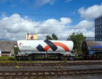 Drehgestell-Zementsilowagen 33 85 932 6 012-2 CH-HOLCH, Gattung Uacns, der  Holcim AG (Schweiz) am 12.09.2017 abgestellt in Z�rich (aufgenommen aus einem Zug heraus).