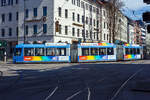 Der Straßenbahntriebwagen MVG 2201, ein vierteiliger Einrichtungs-Niederflur-Gelenkwagen des Typs R 3.3 (Adtranz der Bauart GT8N2), als Linie 16 (zum Romanplatz) biegt am 05 April 2025 von der