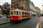 Der Museums-Triebwagen 351, ein Ringhoffer DSM, der Straßenbahn Prag (DPP - Dopravní podnik hlavního města Prahy a.s., ex Elektrické Dráhy královského města Prahy) am 23.11.2022 auf der Senovážné nám. beim Heinrichsturm (Jindřišská věž).

Der Straßenbahnwagen ein Ringhoffer DSM wurde 1915 von den Ringhoffer-Werke AG (tschech. Ringhofferovy závody a.s.) in Prag -Smíchov unter der Fabriknummer 85 231gebaut und an die Städtische Eisenbahn (Elektrické Dráhy královského města Prahy) geliefert. Im Jahr 1963 wurde er zum Arbeitstriebwagen 4023 und 1974 zum Schneepflug-Triebwagen 4213, so war er bis 1991 im Betrieb und ging dann ans MHD-Museum (Muzeum městské hromadné dopravy) und wurde in den Urzustand zurück gebaut.

Die Ringhoffer-Werke AG fusionierte 1935 mit der Tatra-Werke AG, Automobil- und Waggonbau in Kopřivnice zur Ringhoffer-Tatra Werke AG. Am 7. März 1946 wurde die Firma, entsprechend des Dekretes Nr. 108 des Präsidenten der Tschechoslowakei (Edvard Beneš) vom 24. 10.1945 verstaatlicht und Ringhoffer enteignet. Das Unternehmen firmierte dann als Tatra, národní podnik, bis es wieder in die Einzelbetriebe aufgespalten wurde. Die Betriebe des Schienenfahrzeugbaues wurden 1958 einschließlich der slowakischen Waggonfabrik Poprad unter der Firma Československé vagónky Tatra n.p. mit Sitz in Studénka zusammengeschlossen. Tatra in Kopřivnice produzierte fortan nur noch Kraftfahrzeuge.

Das ehemalige Ringhoffer-Werk in Prag-Smíchov firmierte zunächst als Vagonka Tatra Smíchov n.p., ab 1963 als Teilbetrieb von ČKD als ČKD Tatra n.p. Seit 2001 gehört es zum Siemens-Konzern. Wichtigstes Produkt des Werkes waren von 1951 bis 1999 die sogenannten Tatra-Straßenbahnen, die in fast alle Länder des damaligen Ostblocks exportiert wurden.

