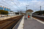 Der Bahnhof Ans an der Bahnstrecke Br�ssel–L�ttich am 21 Oktober 2025.

Der Bahnhof liegt ca. 6 Km oberhalb von L�ttich-Guillemins, durch den Bahnhof Ans fahren t�glich ca. 125 Z�ge. Aber wegen der G�terumgehungsbahn L�ttich eigentlich keine G�terz�ge. 

Hier beim Bahnhof teilen sich auch die Bahnstrecken Br�ssel–L�ttich auf, (links) beginnt die durchgehend zweigleisige mit 25 kV, 50 Hz Wechselstrom elektrifizierte (Strecke 2) Hochgeschwindigkeitsstrecke Br�ssel–L�ttich (HSL/LGV 2), ab Ans k�nnen dann die Z�ge bis zu 300 km fahren. Rechts die auch durchgehend zweigleisige mit 3 kV Gleichstrom elektrifizierte klassische Strecke (Strecke 36), diese ist f�r Geschwindigkeiten bis zu 140 km/h ausgelegt. 