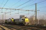SNCB 7777 schleppt ein Schwesterlok durch Antwerpen-Oost am 23 März 2011.