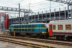 Die sechsachsige Co'Co' NMBS/SNCB 2005 steht am 14 Juni 2013 mit 2 belgischen Reisezugwagen beim Bahnhof Luxemburg Stadt (Gare de Luxembourg). Sie wird gleich den Eurocity EC 90 „Vauban“ (Chur – Z�rich – Basel – Stra�burg – Luxemburg – Br�ssel) �bernehmen, um die 2 Wagen verl�ngern und ihn von Luxemburg nach Br�ssel ziehen. 

Die Reihe 20 ist eine Baureihe sechsachsiger elektrischer Co'Co' Lokomotiven der NMBS/SNCB, die von BN - La Brugeoise et Nivelles hergestellt wurde. Die Loks der S�rie 20 waren damals 2013 schon fast alle aus dem Verkehr gezogen, einige dienten noch als Reserveloks und ironischerweise musste eine HLE 20 dann einspringen, wenn eine HLE 13 (die nachfolgende Baureihe f�r die EC Vauban/Iris) ausfiel.  

Die Loks der Reihe/Reeks 20 wurden zwischen 1975 und 1978 in zwei Baulosen bei BN (La Brugeoise et Nivelles) in Nivelles gebaut. Der elektrische Teil der Lok stammt von ACEC (Ateliers de contruction �lectriques de Charleroi). Das erste Baulos umfa�te in den Jahren 1975 und 1976 die ersten f�nfzehn Lokomotiven dieser Baureihe. 1977 und 1978 wurde eine zweite Serie mit zehn Loks gefertigt. Als letztes Fahrzeug ging 2025 Anfang 1978 in Dienst. Numeriert wurden die Loks fortlaufend von 2001 bis 2025.

Im elektrischen Teil sind die Loks mit einer Thyristorsteuerung ausgestattet, die aus einem fehlgeschlagenen Versuchsaufbau einer Viersystemlok hervorgegangen ist. Mit ihrer beachtlichen Leistung von �ber 5.000 kW war die Baureihe 20 in der Mitte der siebziger Jahre die st�rkste thyristorgesteuerte Lok weltweit. Die Loks der Reihe 20 waren die einzigen Co'Co' im Bestand der SNCB. Die HLE 20 durften nicht in Doppeltration fahren, da ihre Leistung beim Anfahren so gro� ist, dass das Risiko bestand, dass die Verbindung zwischen der zweiten Maschine und dem ersten Wagen bricht.

Ihren Einsatz sollten die Loks im schweren Personen- und G�terverkehr finden. Speziell auf der anspruchsvollen Strecke von Br�ssel �ber Namur nach Luxemburg sollte die Lok ihre St�rke ausspielen. 

Kurzzeitig erfolgten auch Fahrten der Lokomotiven auf der grenz�berschreitenden Strecke bis Aachen Hauptbahnhof, die auf dem deutschen Streckenabschnitt mit Oberleitung deutscher Bauart unter belgischem Stromsystem ausgestattet ist. Bei diesen Fahrten stellte sich jedoch heraus, dass der Stromabnehmer der Reihe 20 nicht mit der deutschen Oberleitung kompatibel war, der Einsatz auf deutschem Gebiet wurde daraufhin unterbunden.

TECHNISCHE DATEN der NMBS/SNCB-Reihe 20:
Baujahre: 1975-1978
Hersteller: BN, elektrischer Teil ACEC
Nummerierung: 2001-2025
St�ckzahl: 25
Spurweite: 1.435 mm (Normalspur)
Achsfolge: Co'Co'
L�nge �ber Puffer: 19.504 mm
H�he (Stromabnehmer gesenkt):  4.185 mm
Breite: 3.078 mm
H�he 4.278 mm
Drehzapfenabstand: 10.300 mm 
Achsabstand im Drehgestell: 4.200 mm (2 x 2.100 mm)
Treibraddurchmesser: 1.250 mm (neu)
Dienstgewicht: 111 t
Maximale Achslast: 18,5 t
Fahrmotoren: 6 St�ck vom Tye LE 772G mit 855 kW / 905 kW (Dauer-/Nennleistung)
Getriebe�bersetzung: 80:26
Dauerleistung: 5.150 kW (7.002 PS)
Nennleistung: 5.400 kW (7.342 PS)
Anfahrzugkraft: 320 kN
Stromsystem: 3kV Gleichstrom (DC)
H�chstgeschwindigkeit: 160 km/h mit Zug (Lok alleine 100 km/h)
Kleister befahrbarer Gleisbogen: R 100 m
Stromabnehmer: 2 Einholmabnehmer von Faiveley