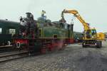 Ex-Hoogovens Lok 22 TOM bekommt am grauen Morgen von 6 Mai 2023 neue Kohle in Maldegem w�hrend das Dampfwochenende der SCMs.
