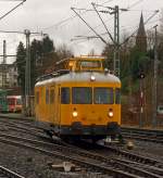 Der Turmtriebwagen 701 142-2 der HWB - Hochwaldbahn, Hermeskeil f�hrt am 30.01.2013, nach einem Tankstop, vom Bahnhof Betzdorf/Sieg in Richtung K�ln.