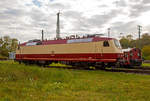 Die 120 004-7 im Farbdesign wie bei Ablieferung (1980), ex DB 752 004-2 am 30.10.2017 im DB Museum Koblenz.

Die Vorserien-Lok wurde1980 von Henschel unter der Fabriknummer 32018 gebaut. Die Lok 120 004 war die erste Hochleistungslok mit Scheibenbremsen der DB.

Die Baureihe 120 ist eine Elektrolokomotivbaureihe der Deutschen Bahn AG und gilt als die erste in Serie gebaute Drehstrom-Lokomotive (mit elektronischen Umrichtern) der Welt. Sie stellt einen Meilenstein in der Entwicklung elektrischer Lokomotiven dar. Am 14. Mai 1979 wurde mit der 120 001 die erste Lokomotive mit Drehstromantriebstechnik an die damalige Deutsche Bundesbahn übergeben. Sie wurde zunächst für eine Höchstgeschwindigkeit von 160 km/h zugelassen und beim Betriebswerk Nürnberg Rbf praktisch erprobt. Bis Januar 1980 wurden ihre Schwestern 120 002-005 ausgeliefert. Das optische Erscheinungsbild der Baureihe 120 war prägend für das  Gesicht  der Deutschen Bundesbahn in den 1980er Jahren.

Die ersten fünf Prototypen der Baureihe 120.0 erhielten bei Ablieferung in den Jahren 1979/80 den purpurrot/elfenbeinfarbenen Farbanstrich der Trans-Europ-Express-Züge (TEE). Die insgesamt 60 in Auftrag gegebenen Serienloks der Baureihe 120.1 erhielten beginnend ab dem Jahr 1987 gleich das damals neu eingeführte orientrote Farbschema. Mit Einführung des verkehrsroten Farbschemas ab 1996 erhielten immer mehr Lokomotiven die neue, aktuelle Farbgebung.

Die fünf Vorserien-Lokomotiven wurden über die Jahre immer wieder zusammen mit den anderen 120ern im Plandienst eingesetzt, die meiste Zeit über dienten sie jedoch als Bahndienstfahrzeuge (sie bekamen dazu auch neue Nummern und wurden zur Baureihe 752) oder als Erprobungsträger für neue Technologien, die dann erstmals bei den E-Lok-Neubeschaffungen der späten 1990er Jahre in Serie verwendet wurden. Dazu gehörten z. B. Scheibenbremsen, die vorher aus Platzgründen bei Lokomotiven nicht eingesetzt werden konnten, oder neue Drehgestelle und Umrichter für die Baureihe 101. Stationiert waren die Versuchslokomotiven bei den Bundesbahnzentralämtern in Minden und München.

Bei der Entwicklung der Baureihe 101 zog ABB Henschel die 120 004 und 005 zu Hilfe. ABB Henschel hatte keinen modernen Prototypen, sondern lediglich ein Konzept mit dem Namen Eco2000 und eine Technologie-Demonstration auf Basis von den zwei damals bereits 15 Jahre alten umgebauten Vorserien-120ern.

Bei der Komponenten-Entwicklung für die Eco2000 stützte man sich auf die Vorserien-Loks der Baureihe 120, 120 (bzw. 752) 004 und 005, die von ABB bereits 1992 umgebaut wurden, um neue Technologien in der Praxis erproben zu können. Die 120 005 hatte neue Stromrichter auf Basis von GTO-Thyristoren und eine neue Bordelektronik erhalten, 120 004 darüber hinaus auch vom ICE adaptierte Drehgestelle, Scheibenbremsen, den integrierten Gesamtantrieb (IGA) sowie einen biologisch abbaubaren Polyol-Ester als Kühlmittel für den Haupttransformator. Beide Loks legten in dieser Konfiguration große Strecken im planmäßigen IC-Dienst störungsfrei zurück.[10] 120 004 kann aufgrund der aufwändigen Umbauten als Prototyp der Baureihe 101 angesehen werden.

TECHNISCHE DATEN:
Spurweite: 1.435 mm
Achsfolge: Bo'Bo'
Eigengewicht:  84,0 t
Länge über Puffer: 19.200 mm
Drehzapfenabstand: 10.200 mm
Achsabstand im Drehgestell: 2.800 mm
Höchstgeschwindigkeit: 200 km/h
Dauerleistung: 4×1.400 kW = 5.600 kW (7.616 PS)
max. elektrische Bremskraft: 150 kN
Anfahrzugkraft: 340 kN
Fahrmotoren: 4 Drehstrom-Asynchron-Motoren
Antrieb: Hohlwellen-Kardan-Einzelachsantrieb
Stromsystem: 15 kV 16 2/3 Hz, Oberleitung
