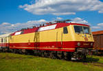 Die 120 004-7 im Farbdesign wie bei Ablieferung (1980), ex DB 752 004-2 am 09.04.2016 im DB Museum Koblenz, Vorserien-Lokomotive der BR 120.
Die Vorserien-Lok wurde1980 von Henschel unter der Fabriknummer 32018 gebaut. Die Lok 120 004 war die erste Hochleistungslok mit Scheibenbremsen der DB.

Die Baureihe 120 ist eine Elektrolokomotivbaureihe der Deutschen Bahn AG und gilt als die erste in Serie gebaute Drehstrom-Lokomotive (mit elektronischen Umrichtern) der Welt. Sie stellt einen Meilenstein in der Entwicklung elektrischer Lokomotiven dar. Am 14. Mai 1979 wurde mit der 120 001 die erste Lokomotive mit Drehstromantriebstechnik an die damalige Deutsche Bundesbahn übergeben. Sie wurde zunächst für eine Höchstgeschwindigkeit von 160 km/h zugelassen und beim Betriebswerk Nürnberg Rbf praktisch erprobt. Bis Januar 1980 wurden ihre Schwestern 120 002-005 ausgeliefert. Das optische Erscheinungsbild der Baureihe 120 war prägend für das  Gesicht  der Deutschen Bundesbahn in den 1980er Jahren.

Die ersten fünf Prototypen der Baureihe 120.0 erhielten bei Ablieferung in den Jahren 1979/80 den purpurrot/elfenbeinfarbenen Farbanstrich der Trans-Europ-Express-Züge (TEE). Die insgesamt 60 in Auftrag gegebenen Serienloks der Baureihe 120.1 erhielten beginnend ab dem Jahr 1987 gleich das damals neu eingeführte orientrote Farbschema. Mit Einführung des verkehrsroten Farbschemas ab 1996 erhielten immer mehr Lokomotiven die neue, aktuelle Farbgebung.

Die fünf Vorserien-Lokomotiven wurden über die Jahre immer wieder zusammen mit den anderen 120ern im Plandienst eingesetzt, die meiste Zeit über dienten sie jedoch als Bahndienstfahrzeuge (sie bekamen dazu auch neue Nummern und wurden zur Baureihe 752) oder als Erprobungsträger für neue Technologien, die dann erstmals bei den E-Lok-Neubeschaffungen der späten 1990er Jahre in Serie verwendet wurden. Dazu gehörten z. B. Scheibenbremsen, die vorher aus Platzgründen bei Lokomotiven nicht eingesetzt werden konnten, oder neue Drehgestelle und Umrichter für die Baureihe 101. Stationiert waren die Versuchslokomotiven bei den Bundesbahnzentralämtern in Minden und München.

Bei der Entwicklung der Baureihe 101 zog ABB Henschel die 120 004 und 005 zu Hilfe. ABB Henschel hatte keinen modernen Prototypen, sondern lediglich ein Konzept mit dem Namen Eco2000 und eine Technologie-Demonstration auf Basis von den zwei damals bereits 15 Jahre alten umgebauten Vorserien-120ern.

Bei der Komponenten-Entwicklung für die Eco2000 stützte man sich auf die Vorserien-Loks der Baureihe 120, 120 (bzw. 752) 004 und 005, die von ABB bereits 1992 umgebaut wurden, um neue Technologien in der Praxis erproben zu können. Die 120 005 hatte neue Stromrichter auf Basis von GTO-Thyristoren und eine neue Bordelektronik erhalten, 120 004 darüber hinaus auch vom ICE adaptierte Drehgestelle, Scheibenbremsen, den integrierten Gesamtantrieb (IGA) sowie einen biologisch abbaubaren Polyol-Ester als Kühlmittel für den Haupttransformator. Beide Loks legten in dieser Konfiguration große Strecken im planmäßigen IC-Dienst störungsfrei zurück.[10] 120 004 kann aufgrund der aufwändigen Umbauten als Prototyp der Baureihe 101 angesehen werden.

TECHNISCHE DATEN:
Spurweite: 1.435 mm
Achsfolge: Bo'Bo'
Eigengewicht:  84,0 t
Länge über Puffer: 19.200 mm
Drehzapfenabstand: 10.200 mm
Achsabstand im Drehgestell: 2.800 mm
Höchstgeschwindigkeit: 200 km/h
Dauerleistung: 4×1.400 kW = 5.600 kW (7.616 PS)
max. elektrische Bremskraft: 150 kN
Anfahrzugkraft: 340 kN
Fahrmotoren: 4 Drehstrom-Asynchron-Motoren
Antrieb: Hohlwellen-Kardan-Einzelachsantrieb
Stromsystem: 15 kV 16 2/3 Hz, Oberleitung