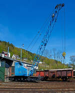 Der 20t KIROW-Eisenbahndrehkran EDK 80/3, Kran 738, am 05.05.2016 im Eisenbahnmuseum Dieringhausen.

Der Eisenbahndrehkran wurde vermutlich Ende der 1970er Jahre vom VEB Schwermaschinenbau S.M. Kirow Leipzig (Teil des VVB TAKRAF) gebaut. Der Antrieb die elektrischen Hub- und Fahrmotoren geschieht dieselelektrisch (ein Dieselmotor treibt einen Generator an).

TECHNISCHE DATEN:
Tragkraft: 20 t
Eigengewicht: ca. 56 t
Achsanzahl: 4 
Dieselleistung: 75 kW

Bei dem Eisenbahn-Drehkran EDK 80/3 handelt es sich um einen universell einsetzbaren Kran, der sowohl bei der Deutschen Reichsbahn als auch auf Industriebahnen zum Einsatz kam. Er diente in Gro�bekohlungsanlagen zur Bekohlung der Hochbunker, wurde aber auch im Gleisbau und bei der Streckenelektrifizierung eingesetzt.

Der Kran hat einen Eigenantrieb mit 2 Drehstrommotoren, welche Z�ge bis zu 200 Tonnen ziehen k�nnen. Der Kran kann elektrisch �ber ein 20 m langes Anschlusskabel oder �ber das eingebaute Stromerzeugungsaggregat (Dieselmotor und Generator) betrieben werden. Das Stromaggregat kann mit seiner Leistung von 75 kW auch fremde Verbraucher speisen.

Er besitzt einen Eigenantrieb �ber Elektromotoren, wodurch er in der Lage ist, auch ohne Lokomotive zu fahren. Er ist f�r Zuglasten bis 200 t zugelassen. Die universelle Einsatzm�glichkeit in der Industrie als auch bei der Deutschen Reichsbahn zeigt eine gut gelungene Konstruktion. 
