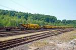  Ein Zug mit Plasser & Theurer Materialf�rder- und Siloeinheiten MFS 40 der eurailpool GmbH abgestellt am 04.07.2015 in Betzdorf/Sieg.
