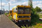   Das Gleisarbeitsfahrzeug  99 80 9150 001-2 D-STRA der STRABAG Rail, ein Robel Bamowag 54.20, ist am 11.08.2014 beim Hauptbahnhof Wiesbaden angestellt.