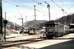 144 502-2 mit Silberlingen und einem Rottenwagen mit Ladearm in Berchtesgaden am 23.03.1981.
