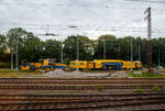 Links die Plasser & Theurer Schotterverteil- und Planiermaschine SSP 110 SW, Schweres Nebenfahrzeug Nr. D-DGU 99 80 9425 068-0, ex 97 16 46 516 18-9 D-DGU (ex Hering Gleisbau, ex Volker-Rail) l, ist mit der Universalstopfmaschine UNIMAT 09-475/4S (D-DGU 99 80 9424 001-2), beim Hbf Hamm(Westf) abgestellt. Beide Maschinen gehören der der DGU - Deutsche Gleisbau Union aus Koblenz.