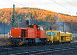 Die 275 870-4 (92 80 1275 870-4 D-BUVL) eine Vossloh MaK G 1206 Mietlok der B & V Leipzig GmbH rauscht mit der P & T Universalstopfmaschine Unimat 08 - 275 3S Y (Schweres Nebenfahrzeug Nr.