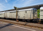   Der Ger�tewagen 99 80 D-BAYER 9395 001-7  (ein Drehgestellwagen mit 4 Rads�tzen) vom Unkrautspritzzug der Bayer CropScience Deutschland GmbH am 10.06.2016 beim Halt im Bahnhof Betzdorf (Sieg).