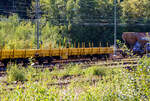 Vierachsiger Drehgestellflachwagen mit klappbaren Seitenborden und Rungen, der Hering Bahnbau GmbH (Burbach), 80 80 394 8 005-4 D-HGUI (ex 60 80 092 3 511-0, ex 33 52 393 7 563-7 D-DB), Gattung Res,