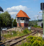 Das ehemalige mech. Stellwerk Essen-Kupferdreh (Kub) am 18 Juli 2015. 

Das Fahrdienstleiter Stellwerk der Bauform Jüdel ist außer Betrieb und wird heute privat genutzt. Es liegt nahe dem alten Bahnhof Kupferdreh, an der KBS 450.9 (DB-Streckennummer 2723 W-Vohwinkel - E-Kupferdreh; 2400 E-Kupferdreh - E-Überruhr (Düsseldorf – Hagen). Nach links der Abzweig zum ehem. Keilbahnhof Kupferdreh und Gleisanschluss zur Hespertalbahn, sowie der ehem. Ruhrtalbahn von Essen über Heisingen nach Werden.

Das in Sichtweite zum Empfangsgebäude errichtete Stellwerk verweist schon durch seine Größe auf die ehemalige Bedeutung des Bahnhofs Kupferdreh. Das Erdgeschoß des Stellwerks ist sockelartig in Ziegelstein gemauert mit stichbogigen Blendnischen zur Straße und Fenstern zur Gleisseite für die Belichtung der Spannwerksräume. Das Obergeschoß für den Fahrdienstleiter ist in Holzfachwerk ausgebildet. Von den beiden Erkern zur Gleisseite zur besseren Beobachtung des Fahr- und Rangierbetriebes ist nur der rechte erhalten geblieben. Das Stellwerk wurde durch Sanierung in der baulichen Substanz stark erneuert.
