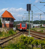 Der vierteilige elektrische Triebzug 422 572-8 / 422 072-9 der S-Bahn Rhein-Ruhr (Betreiber DB Regio NRW), der Linie S9 von Gladbeck über Essen Hbf nach
W-Vohwinkel, passiert am 18 Juli 2015 gerade das ehemalige Stellwerk Essen-Kupferdreh bzw. den alten Bahnhof Kupferdreh und erreicht so bald den neuen Haltepunkt Essen-Kupferdreh.
