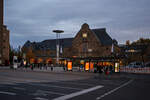 Aachen Hauptbahnhof (Vorplatz und Empfangsgebäude) am Abend (18:40 Uhr) des 21 Oktober 2025.