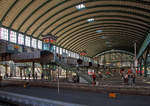   Darmstadt Hauptbahnhof in der Querhalle am 07.04.2018, die Bahnsteige mit Zugängen zur Überführung.