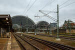 Der Hauptbahnhof Dresden am 06.12.2022, Blick auf die Westseite (Blickrichtung osten) vom Bahnsteig 10/11, links die Mittelhalle und rechts die S�dhalle.