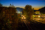   Ein abendlicher Blick von der Brücke Wolfsweg („Achenbachs Brücke“) auf den Bahnhof Herdorf am 05.11.2020.
