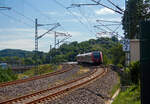 Der vierteilige ET (elektrische Triebzug) 422 572-8 / 422 072-9 der S-Bahn Rhein-Ruhr (Betreiber DB Regio NRW), der Linie S9 von Gladbeck über Essen Hbf nach
W-Vohwinkel, erreicht am 18 Juli 2015 bald den neuen Haltepunkt Essen-Kupferdreh, den man hinten links erkennen kann. Es ist ja bekanntlich Geschmackssache, aber mir gefällt der alte Bahnhof Kupferdreh deutlich besser. 
